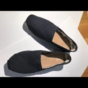 Toms slip in flats black